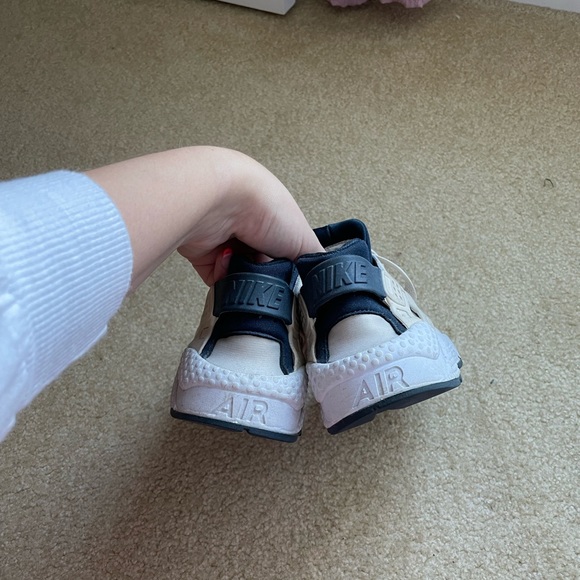 Nike Air Huarache Size 7 - Picture 5 of 6